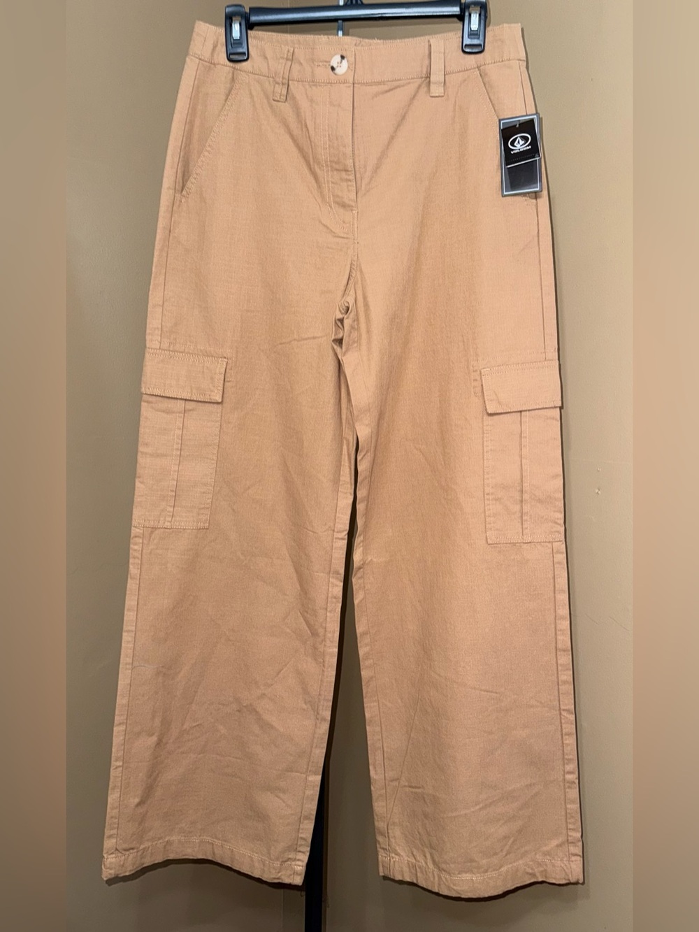 NWT VOLCOM Tan Cargo Pants - Classic Utility Style women’s pants. Size 27.